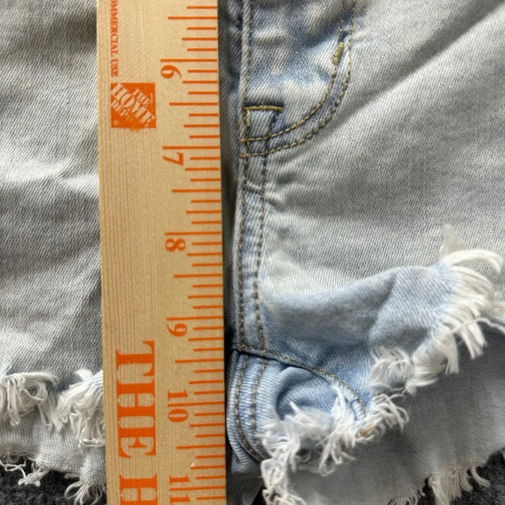 American Eagle Shorts Womens Size 2 Light Wash Denim Raw Hem Frayed Casual